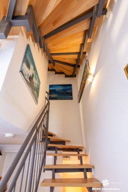 BERK Immobilien – Stilvolle DHH mit Gartenidylle und Wellnessbereich in Seligenstadt – Ausbaupotential - Treppen ins Obergeschoss u. Dachgeschoss (117393)
