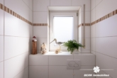 Gäste-WC - BERK Immobilien – Stilvolle DHH mit Gartenidylle und Wellnessbereich in Seligenstadt – Ausbaupotential