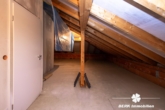 Dachgeschoss - BERK Immobilien – Stilvolle DHH mit Gartenidylle und Wellnessbereich in Seligenstadt – Ausbaupotential