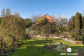 Garten mit Apfelbaum - BERK Immobilien – Stilvolle DHH mit Gartenidylle und Wellnessbereich in Seligenstadt – Ausbaupotential