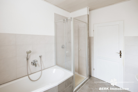 *Reserviert*BERK Immobilien – großzügiges Wohnhaus in Mömbris-Rothengrund mit zwei abgetrennten Wohneinheiten - OG Bad (116275)