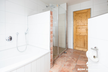 BERK Immobilien – großzügiges Wohnhaus in Mömbris-Rothengrund mit zwei abgetrennten Wohneinheiten - DG Bad (109178)
