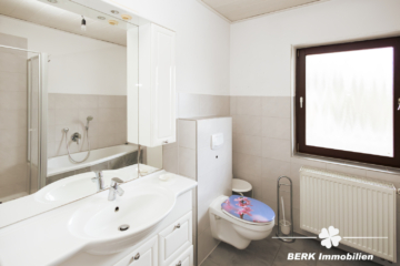 BERK Immobilien – großzügiges Wohnhaus in Mömbris-Rothengrund mit zwei abgetrennten Wohneinheiten - OG Bad (109170)