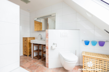 BERK Immobilien – großzügiges Wohnhaus in Mömbris-Rothengrund mit zwei abgetrennten Wohneinheiten - DG Bad (109179)