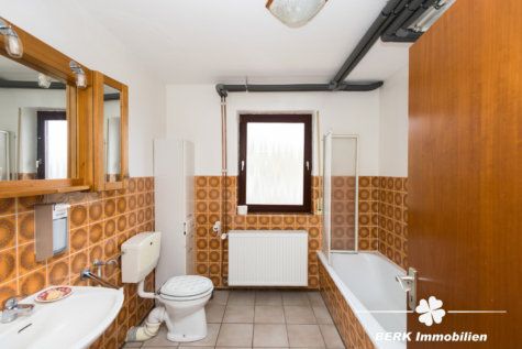 *Reserviert*BERK Immobilien – großzügiges Wohnhaus in Mömbris-Rothengrund mit zwei abgetrennten Wohneinheiten - EG Bad (116289)