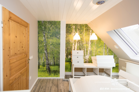 *Reserviert*BERK Immobilien – großzügiges Wohnhaus in Mömbris-Rothengrund mit zwei abgetrennten Wohneinheiten - DG Zimmer (116285)