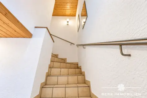 BERK Immobilien – Zweifamilienhaus in ruhiger Ortsrandlage–unverbaubarer Ausblick, Doppelgarage & Pool - Treppenhaus zum EG (130483)