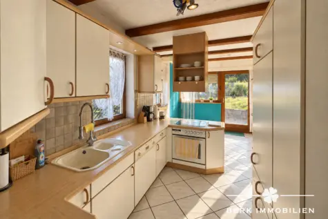 BERK Immobilien – Zweifamilienhaus in ruhiger Ortsrandlage–unverbaubarer Ausblick, Doppelgarage & Pool - Küche EG (130487)