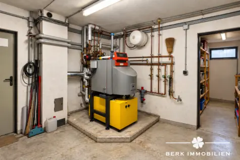 BERK Immobilien – Zweifamilienhaus in ruhiger Ortsrandlage–unverbaubarer Ausblick, Doppelgarage & Pool - Heizungsraum (130481)