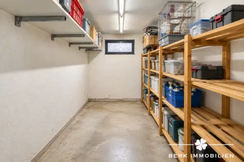 BERK Immobilien – Zweifamilienhaus in ruhiger Ortsrandlage–unverbaubarer Ausblick, Doppelgarage & Pool - Abstellraum KG (130482)