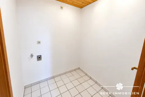 BERK Immobilien – Zweifamilienhaus in ruhiger Ortsrandlage–unverbaubarer Ausblick, Doppelgarage & Pool - Hauswirtschaftsraum Einliegerwohnung (130480)