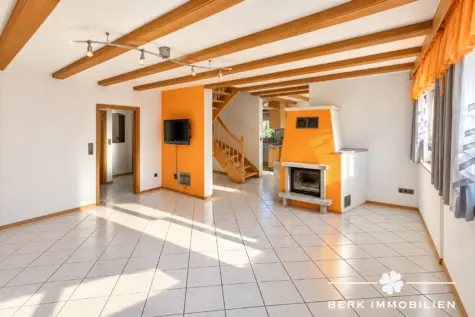 BERK Immobilien – Zweifamilienhaus in ruhiger Ortsrandlage–unverbaubarer Ausblick, Doppelgarage & Pool - Heller Wohnbereich mit Kamin  EG (130484)