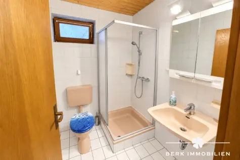 BERK Immobilien – Zweifamilienhaus in ruhiger Ortsrandlage–unverbaubarer Ausblick, Doppelgarage & Pool - Einliegerwohnung (130479)
