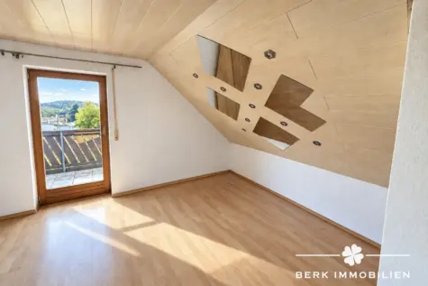 BERK Immobilien – Zweifamilienhaus in ruhiger Ortsrandlage–unverbaubarer Ausblick, Doppelgarage & Pool - Schlafzimmer DG mit Balkon (130490)