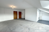 Wohn- und Essbereich - BERK Immobilien – Zentrale Lage trifft kreative Freiheit: 2-Zimmer-DG-Wohnung mit Potenzial