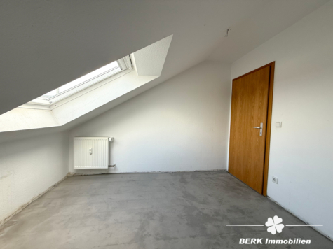 BERK Immobilien – Zentrale Lage trifft kreative Freiheit: 2-Zimmer-DG-Wohnung mit Potenzial - Schlafzimmer (122472)