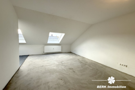 BERK Immobilien – Zentrale Lage trifft kreative Freiheit: 2-Zimmer-DG-Wohnung mit Potenzial - Wohn- und Essbereich (122467)