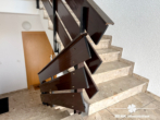 Treppenhaus - BERK Immobilien – Zentrale Lage trifft kreative Freiheit: 2-Zimmer-DG-Wohnung mit Potenzial