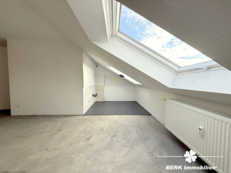 BERK Immobilien – Zentrale Lage trifft kreative Freiheit: 2-Zimmer-DG-Wohnung mit Potenzial - Küche (122469)