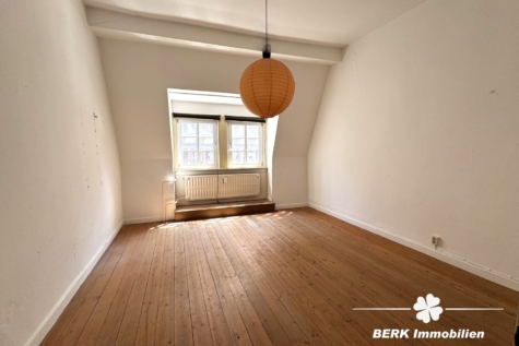 BERK Immobilien – Wohn- und Geschäftshaus in zentraler Lage von Miltenberg - Schlafzimmer (115747)