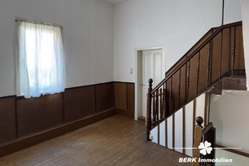 BERK Immobilien – Wohn- und Geschäftshaus in zentraler Lage von Miltenberg - Treppenhaus (106905)