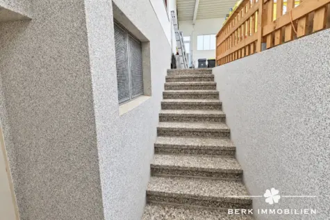 BERK Immobilien – Wohnen, Arbeiten & Hobby vereint – großzügiges Anwesen mit Lagerhalle und Garagen - Aufgang aus Keller zur Werkstatt (130537)