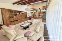 Geräumiges Wohnzimmer mit Loft