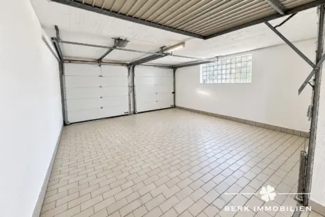 BERK Immobilien – Wohnen, Arbeiten & Hobby vereint – großzügiges Anwesen mit Lagerhalle und Garagen - Doppelgarage (130541)
