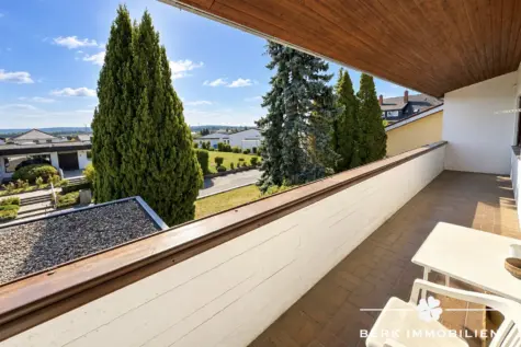 BERK Immobilien – Wohnen, Arbeiten & Hobby vereint – großzügiges Anwesen mit Lagerhalle und Garagen - Balkon DG (130524)