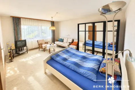 BERK Immobilien – Wohnen, Arbeiten & Hobby vereint – großzügiges Anwesen mit Lagerhalle und Garagen - Gästezimmer EG (130513)