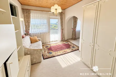 BERK Immobilien – Wohnen, Arbeiten & Hobby vereint – großzügiges Anwesen mit Lagerhalle und Garagen - Ankleide Schlafzimmer (130520)