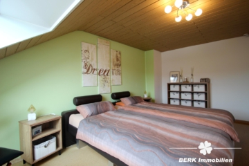 BERK Immobilien – gepflegte und gut geschnittene 4-Zimmer-ETW in bester Lage von Kleinostheim - Schlafzimmer (107922)