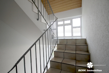 BERK Immobilien – gepflegte und gut geschnittene 4-Zimmer-ETW in bester Lage von Kleinostheim - Treppenhaus (107926)