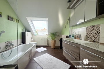 BERK Immobilien – gepflegte und gut geschnittene 4-Zimmer-ETW in bester Lage von Kleinostheim - Badezimmer (107918)