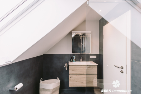 BERK Immobilien – Stilvoll kernsaniertes Einfamilienhaus in ruhiger Lage von Grünmorsbach - Bad OG (125710)