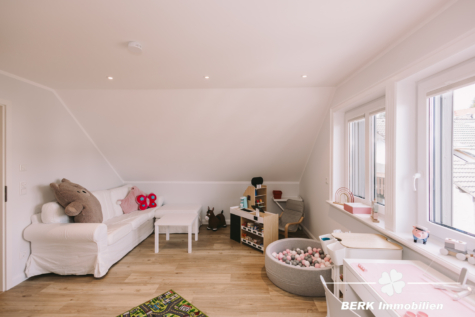 BERK Immobilien – Stilvoll kernsaniertes Einfamilienhaus in ruhiger Lage von Grünmorsbach - Schlafen 5 OG (126007)
