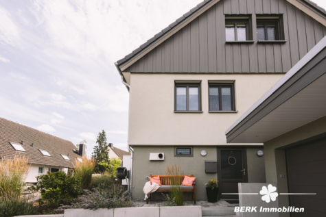 BERK Immobilien – Stilvoll kernsaniertes Einfamilienhaus in ruhiger Lage von Grünmorsbach - Seitenansicht (125985)