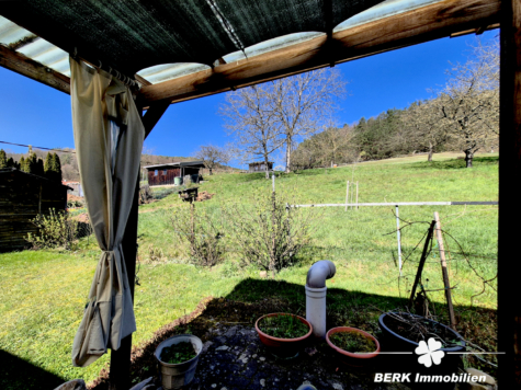 BERK Immobilien – Leben mit Aussicht: idyllisch gelegenes Ein- bis Zweifamilienhaus mit ELW in Sulzbach Soden - Garten/Feldrandlage (121958)