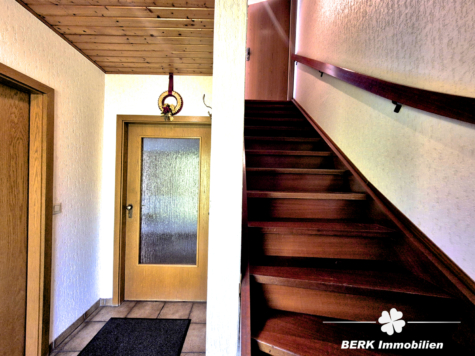 BERK Immobilien – Leben mit Aussicht: idyllisch gelegenes Ein- bis Zweifamilienhaus mit ELW in Sulzbach Soden - Treppenhaus (121974)
