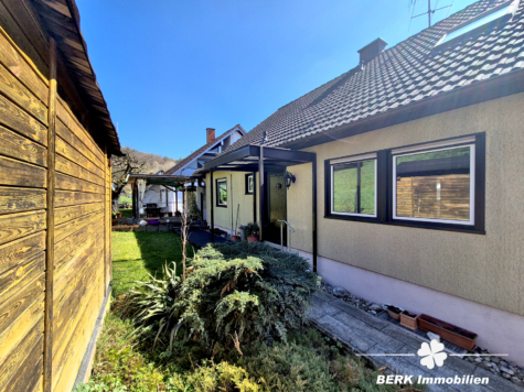 BERK Immobilien – Leben mit Aussicht: idyllisch gelegenes Ein- bis Zweifamilienhaus mit ELW in Sulzbach Soden - Seitenansicht/Eingang (121955)