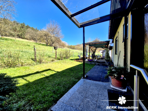 BERK Immobilien – Leben mit Aussicht: idyllisch gelegenes Ein- bis Zweifamilienhaus mit ELW in Sulzbach Soden - Haupteingang (121956)