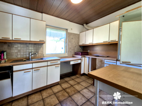 BERK Immobilien – Leben mit Aussicht: idyllisch gelegenes Ein- bis Zweifamilienhaus mit ELW in Sulzbach Soden - Küche EG (121967)