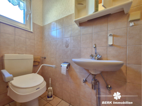 BERK Immobilien – Leben mit Aussicht: idyllisch gelegenes Ein- bis Zweifamilienhaus mit ELW in Sulzbach Soden - Gäste-WC EG (121972)