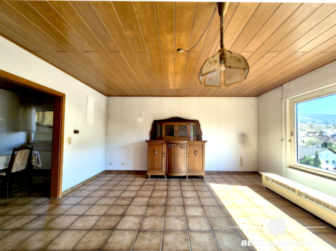 BERK Immobilien – Leben mit Aussicht: idyllisch gelegenes Ein- bis Zweifamilienhaus mit ELW in Sulzbach Soden - Wohnzimmer EG (121966)