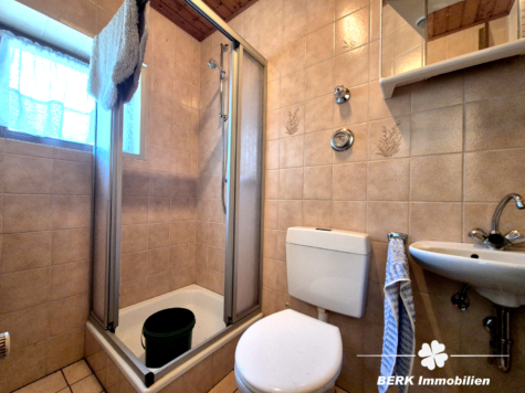 BERK Immobilien – Leben mit Aussicht: idyllisch gelegenes Ein- bis Zweifamilienhaus mit ELW in Sulzbach Soden - Badezimmer ELW (121978)
