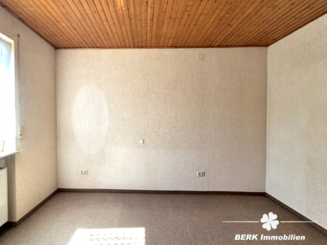 BERK Immobilien – Leben mit Aussicht: idyllisch gelegenes Ein- bis Zweifamilienhaus mit ELW in Sulzbach Soden - Schlafzimmer ELW (121977)
