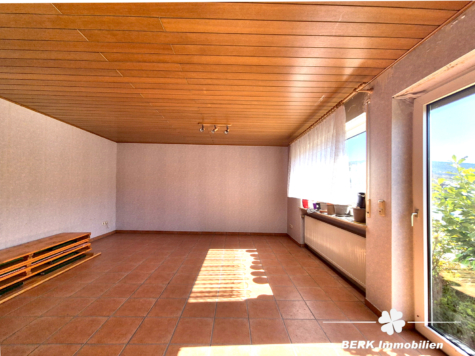 BERK Immobilien – Leben mit Aussicht: idyllisch gelegenes Ein- bis Zweifamilienhaus mit ELW in Sulzbach Soden - Wohn-Essbereich ELW (121975)