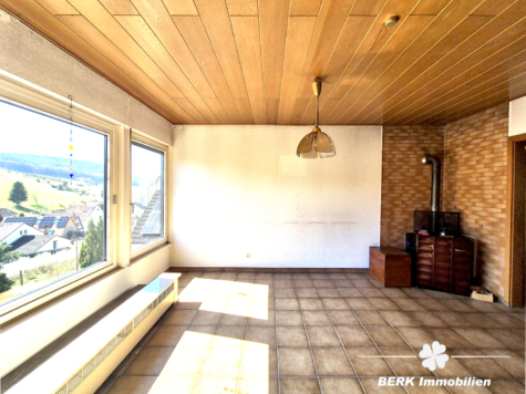BERK Immobilien – Leben mit Aussicht: idyllisch gelegenes Ein- bis Zweifamilienhaus mit ELW in Sulzbach Soden - Wohnzimmer EG mit Panorama-Fenster (121965)