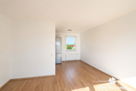 BERK Immobilien – Moderne 2-Zimmer- ETW mit Aussicht in beliebter und ruhiger Lage von Hanau-Lamboy - Wohn- und Essbereich (125376)