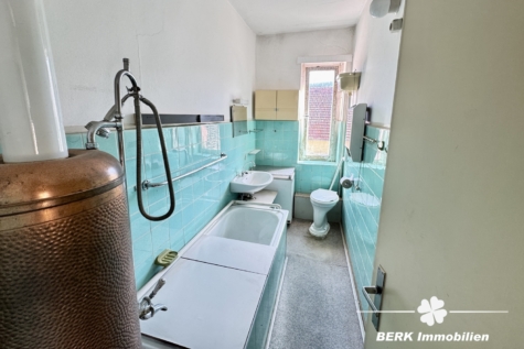 BERK Immobilien – Vielseitiges Mehrfamilienhaus mit Potenzial in Laudenbach - Badezimmer OG (123812)